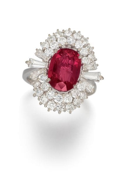 ELEGANTE ANELLO CON GRAPPOLO DI RUBINI E DIAMANTI
