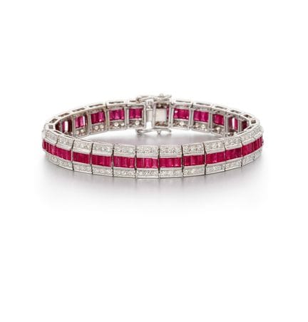 BRACCIALE CON FILO DI RUBINI E DIAMANTI

Provenien