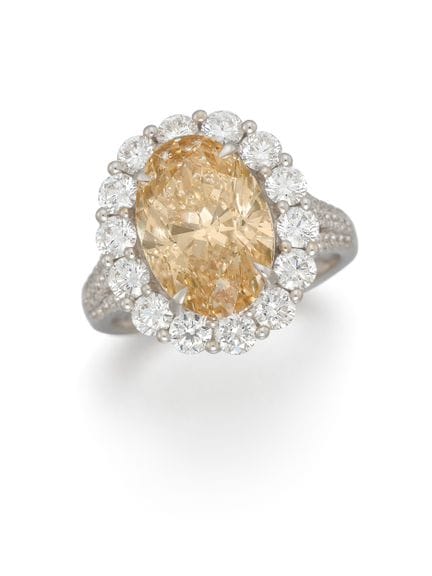 ANELLO CON GRAPPOLO DI DIAMANTI FANCY

Data: circa