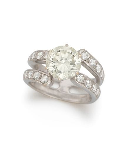 ANELLO ELEGANTE CON DIAMANTE

Materiale: oro bianc