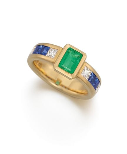 ANELLO CON SMERALDO, ZAFFIRO E DIAMANTI

Provenien