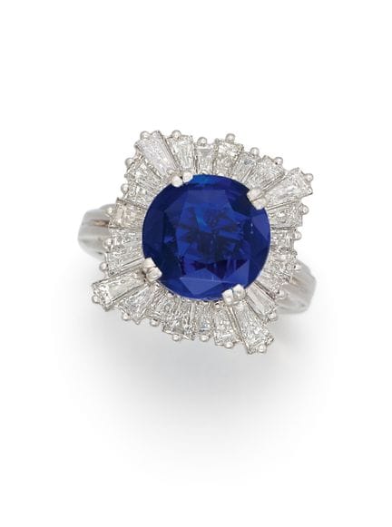 ANELLO OPULENTO CON ZAFFIRO E DIAMANTI A CORTEO

M