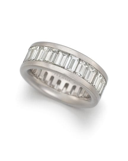 ANELLO CLASSICO CON FASCIA DI DIAMANTI

Provenienz