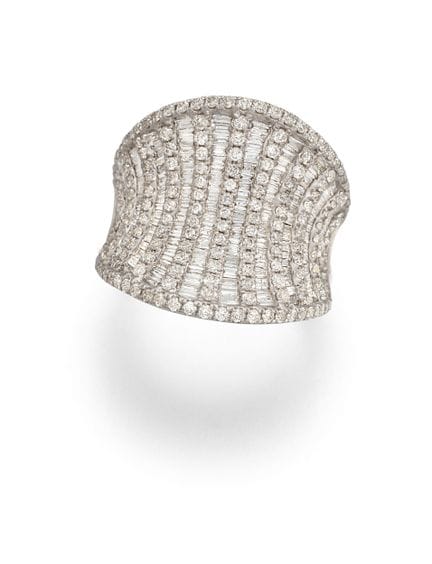 ANELLO DECORATIVO CON DIAMANTI

Provenienza: Germa