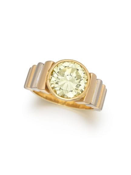 ANELLO SOLITARIO TRICOLORE

Provenienza: presumibi