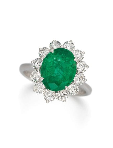 ANELLO CON SMERALDO E CONTORNO

Provenienza: presu