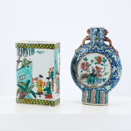 CHINE

Titre : Flasque en porcelaine représentant 