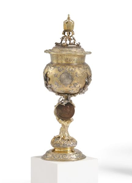 HEIDEN, THEODOR
Munich

Titre : Rare gobelet à cou
