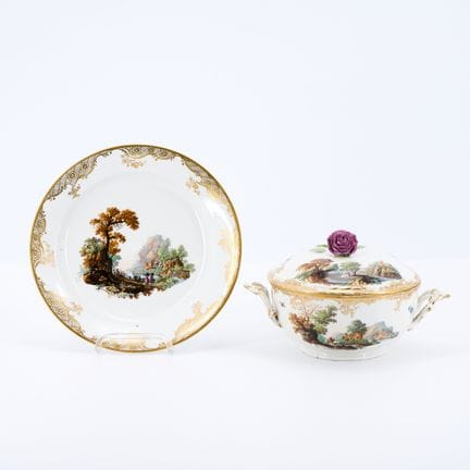 TERRIÈRE EN PORCELAINE AVEC COUVERCLE ET SOUS-ASSI