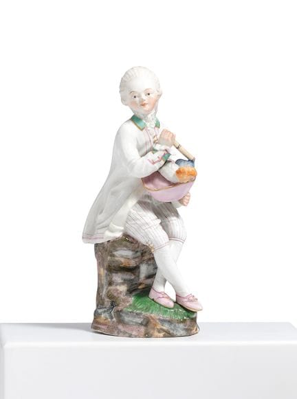 HÖCHST

Titre : Gentleman assis en porcelaine tena