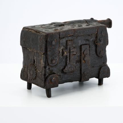 BLOC DE BOIS RECTANGULAIRE AVEC FERRURES EN FER ET