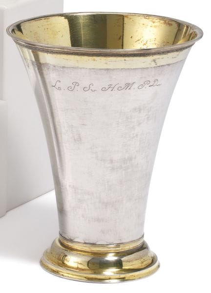 KARLSKRONA
Suède

Titre : Grand gobelet en argent.