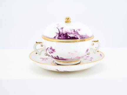 MEISSEN

Titre : Écuelle et présentoir en porcelai