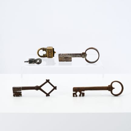 TROIS CLÉS CYLINDRIQUES EN FER ET EN LAITON ET PET