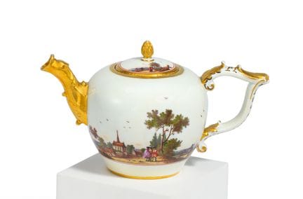 MEISSEN

Titre : Théière en porcelaine ornée de sc