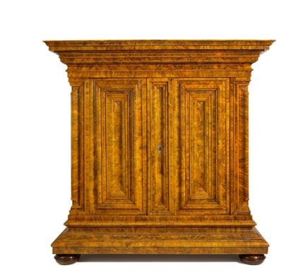 FRANCFORT-SUR-LE-MAIN

Titre : Armoire ondulée en 