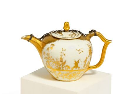 MEISSEN

Titre : Petite théière en porcelaine orné