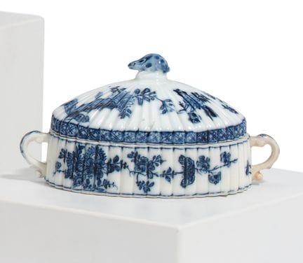 MEISSEN

Titre : Boîte en porcelaine à couvercle, 