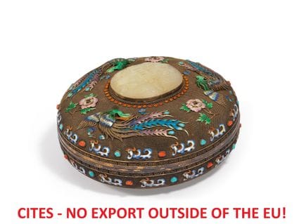 CHINE

Titre : Grande boîte ornée de jade et de cl