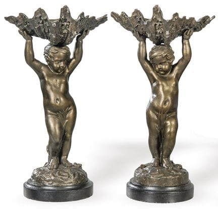 Pair of cherubs with shells on their heads, in pat