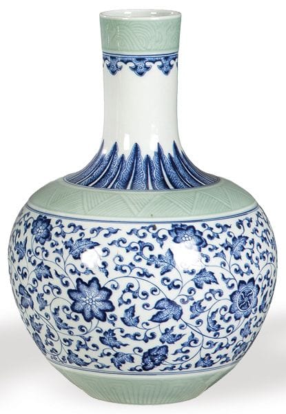 Long-necked vase of blue and white Chinese porcela