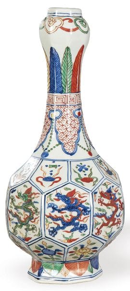 Long-necked Chinese porcelain vase with Woucai-sty