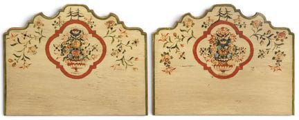 Coppia di testiere sospese, in legno intagliato e 