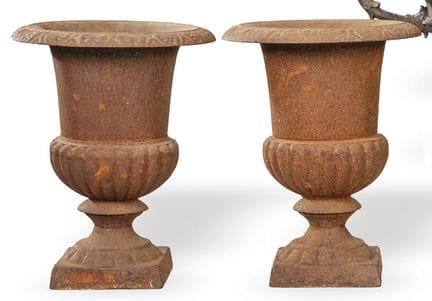Coppia di calici in ghisa in stile mediceo. 
 Dime