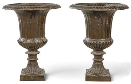 Coppia di calici in ferro con patina marrone. 
 Co