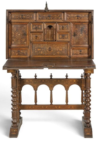 Walnut writing desk with lid, decorated with boxwo