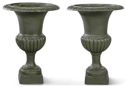 Coppia di vasi da giardino in ghisa con patina ver