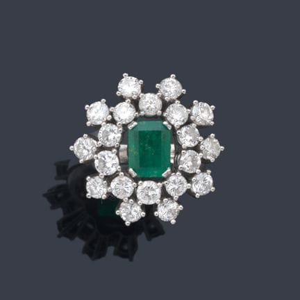 Ring mit einem zentralen Smaragd von ca. 1,20 ct, 