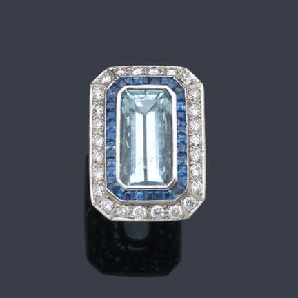 Ring mit einem rechteckig geschliffenen Aquamarin 
