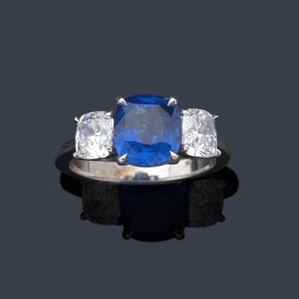 Ring mit einem Saphir im Kissenschliff von ca. 3,0