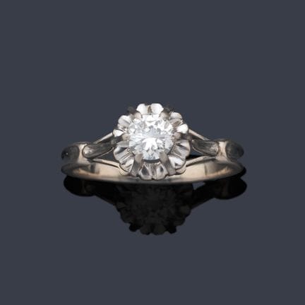 Solitaire-Ring mit einem Diamanten im Brillantschl