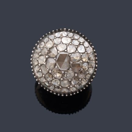 Runder Ring mit Pavé-Besatz aus Diamanten im Rosen