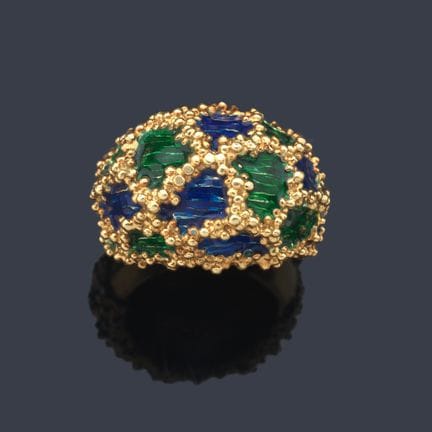 Gewölbter Ring mit zweifarbigen Emaille-Motiven au