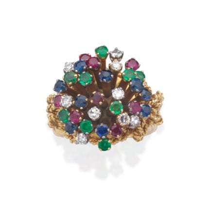 Ring mit einem Mittelteil aus Diamanten, Smaragden