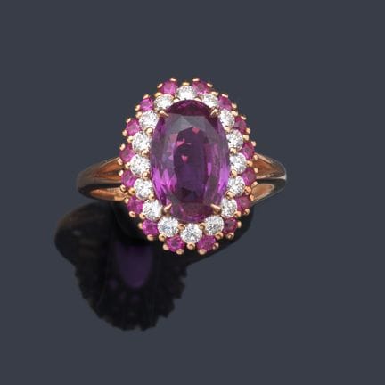 Ring mit einem oval geschliffenen rosa Saphir von 