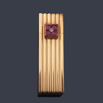 Lipstick with a grooved design made of 18K yellow 