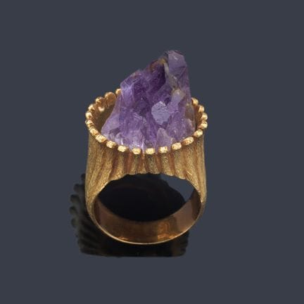Ring mit einem zentralen Motiv aus einer rohen Ame