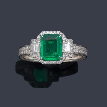 Ring mit einem zentralen Smaragd von 1,30 ct, umge