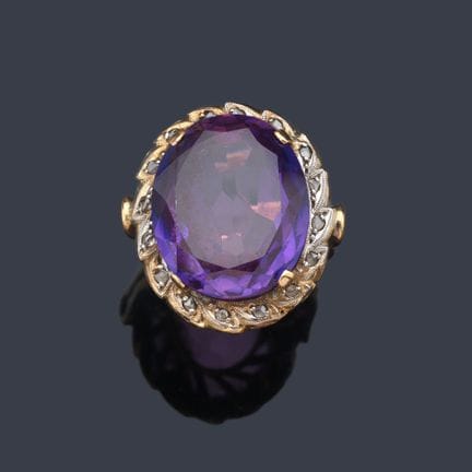 Ring mit einem synthetischen Saphir im Ovalschliff
