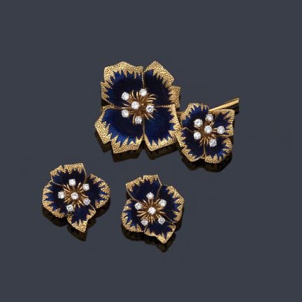 Brosche und Ohrringe mit Blumenmotiv, verziert mit