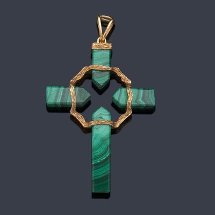 Kreuz aus vier Malachitstücken, die durch ein krei