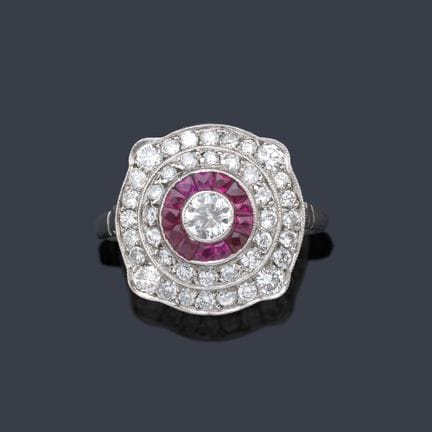 Ring mit einem zentralen „Vogelperspektive“-Motiv,