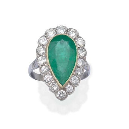 Ring mit einem birnenförmigen Smaragd von ca. 3,50