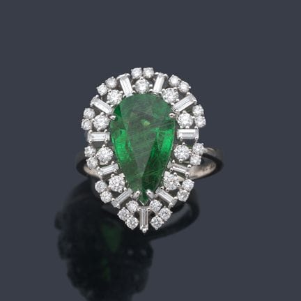 Ring mit einem Tsavorit-Granat im Birnenschliff vo