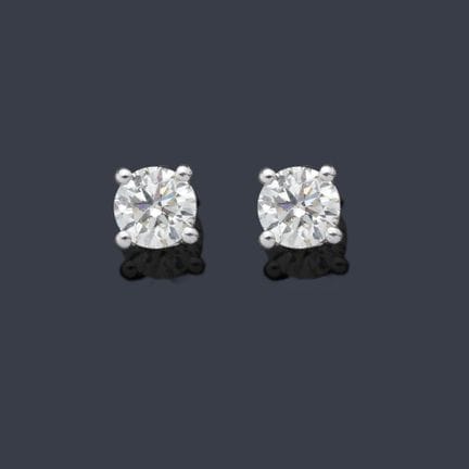 Ohrstecker mit zwei Diamanten im Brillantschliff m