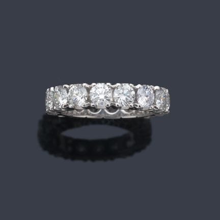 Breiter Ehering mit Diamanten von insgesamt ca. 4,